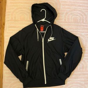 Nike women’s wind breaker. Black. XL. Great condition, gently used